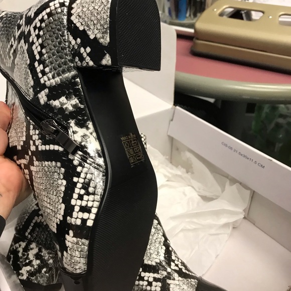 Brand new ankle boots snake skin black white size 8 1inch heels - Picture 3 of 3